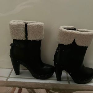 8 1/2 M Shoedazzle black leather boots.